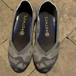 Rothy’s size 8, in good condition! R shoe corner has a little fuzz
